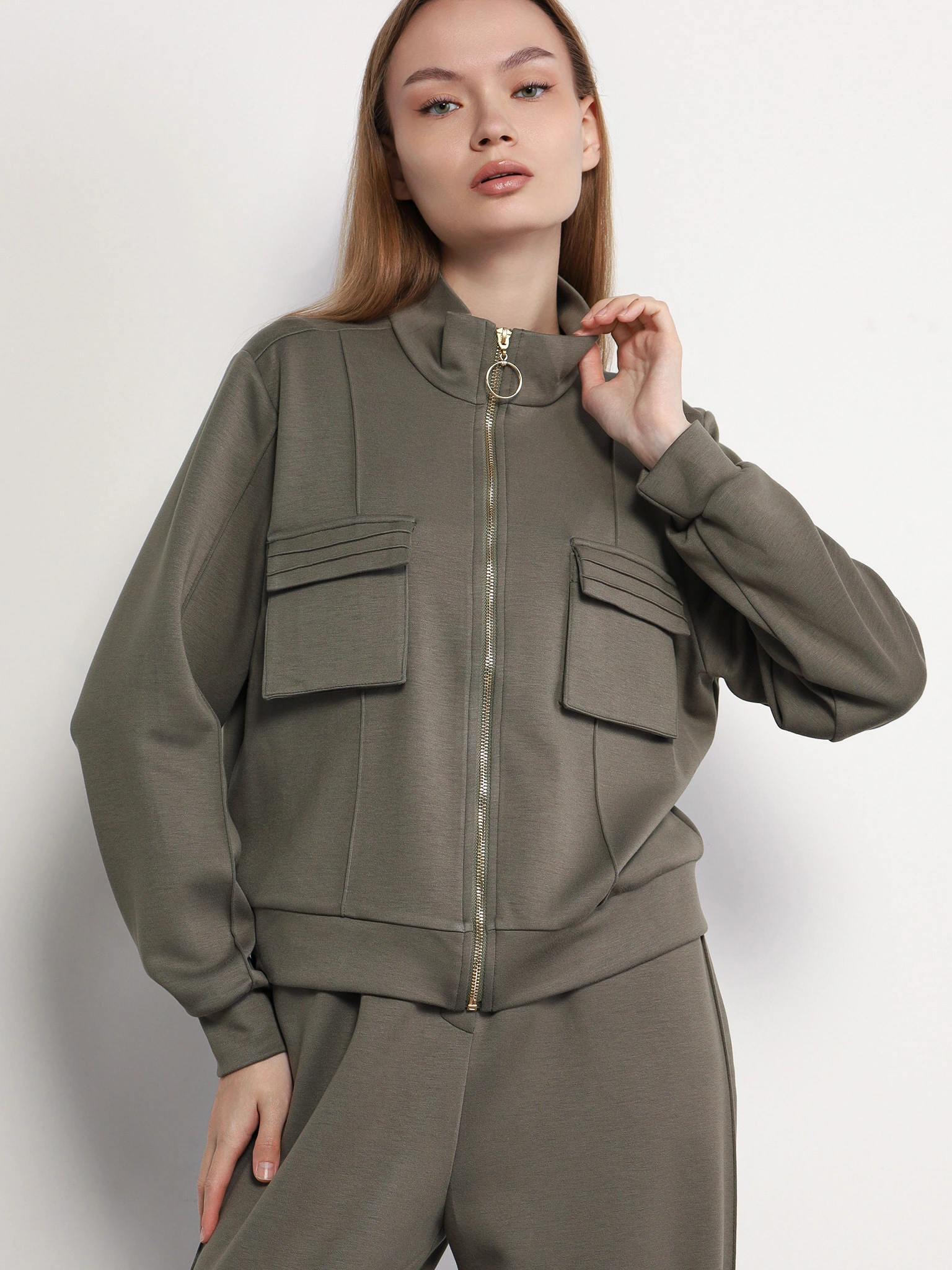 Куртка трикотажная цвета хаки с накладными карманами